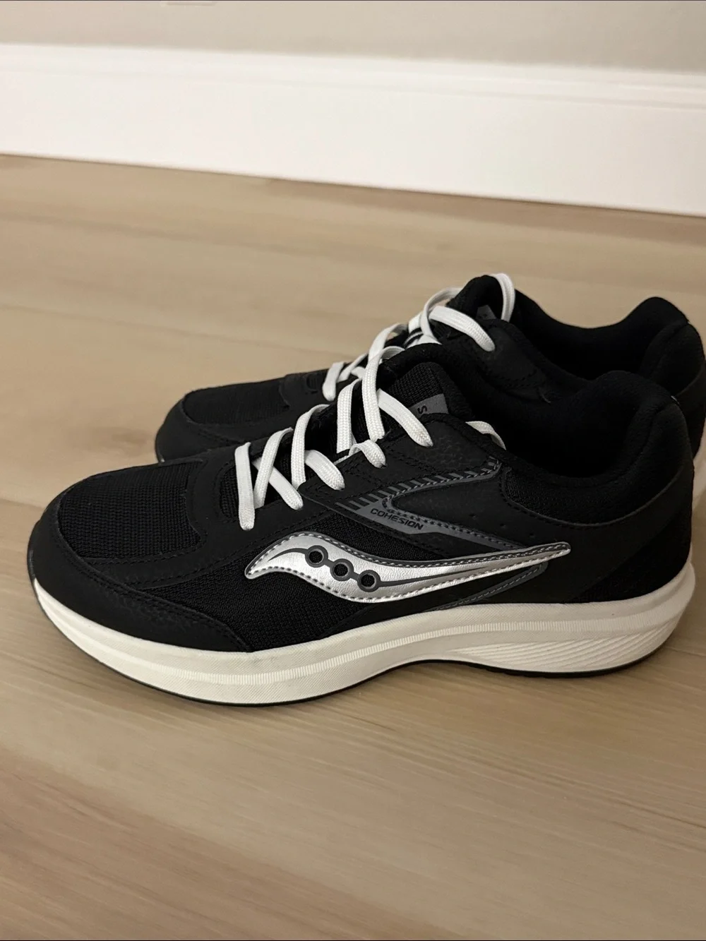 NWOB Child Saucony Cohesion KDZ Black and White Lace-Up Sneakers Size 5.5